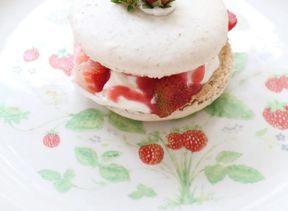 10 Creative New Ways To Work Macarons Into Your Wedding Day