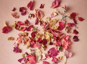 Pretty Flower Petal Details You'll Want For Your Wedding