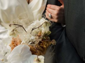 25 Gorgeous Winter Wedding Bouquets Carried by Real Brides