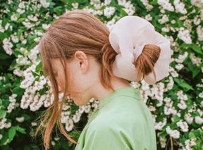 This '90s Hair Accessory Is Back And Wedding-Worthy